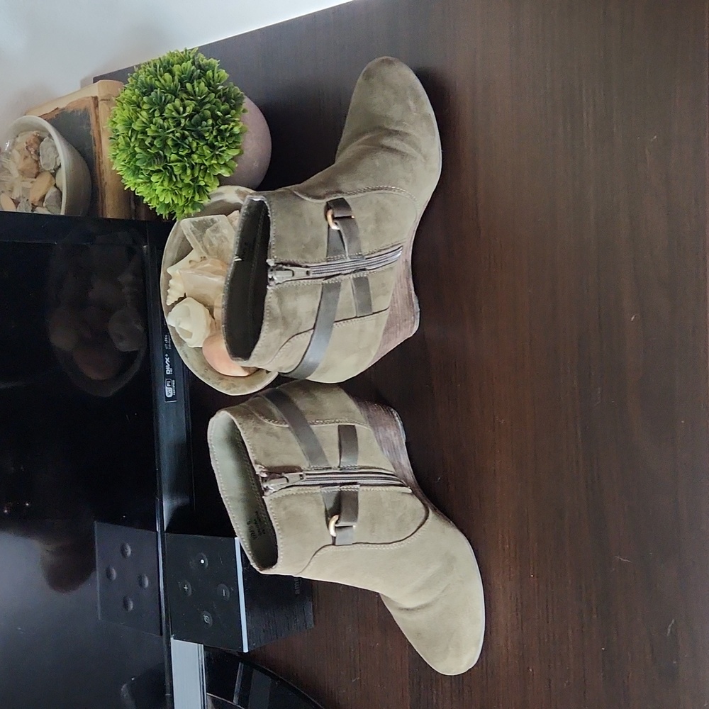 Report Suede Sage green wedge zip ankle booties - Picture 5 of 5